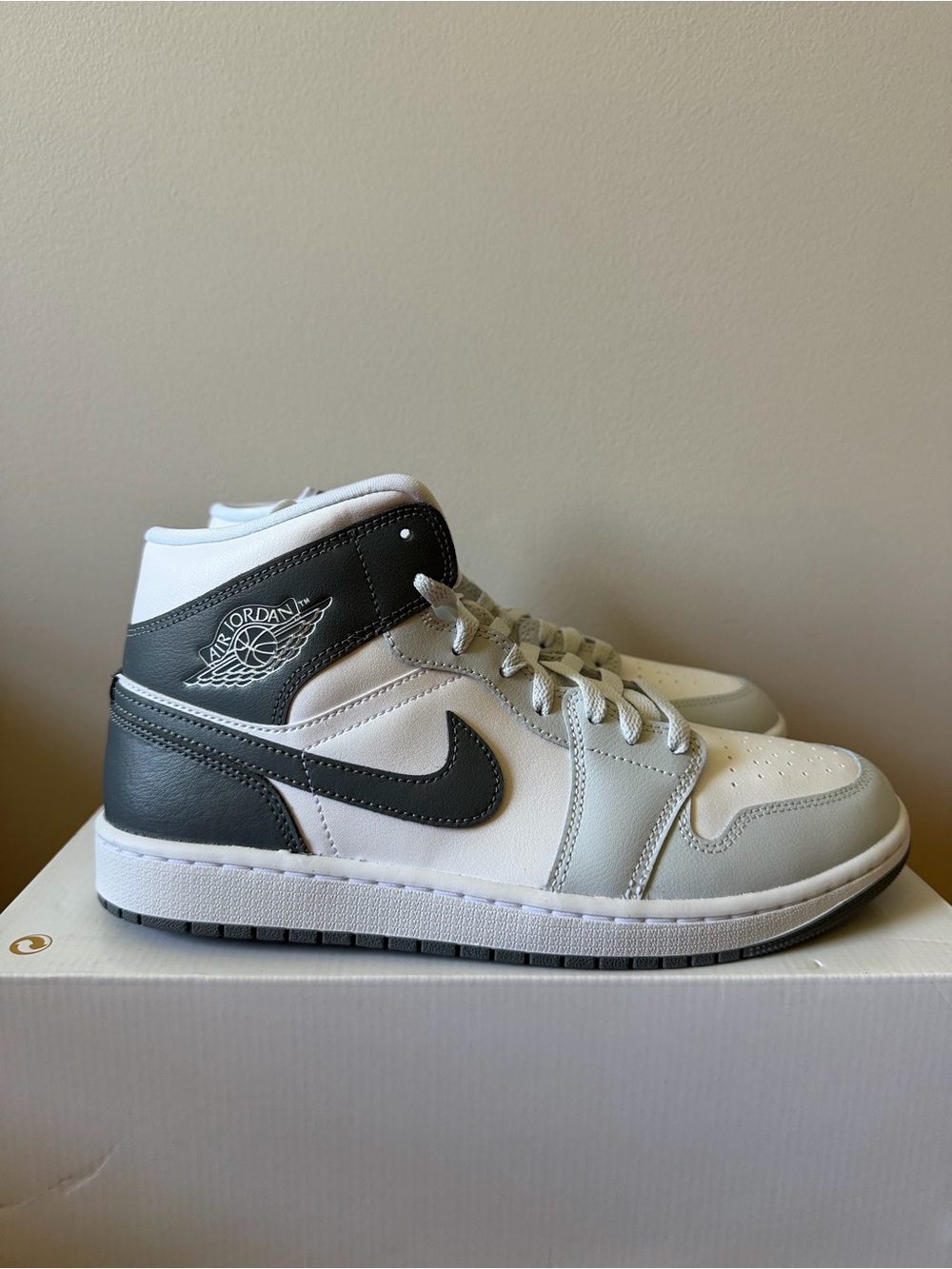 Nike Air Jordan 1 Mid Smoke Grey BQ6472-113 Women’s Size 11.5